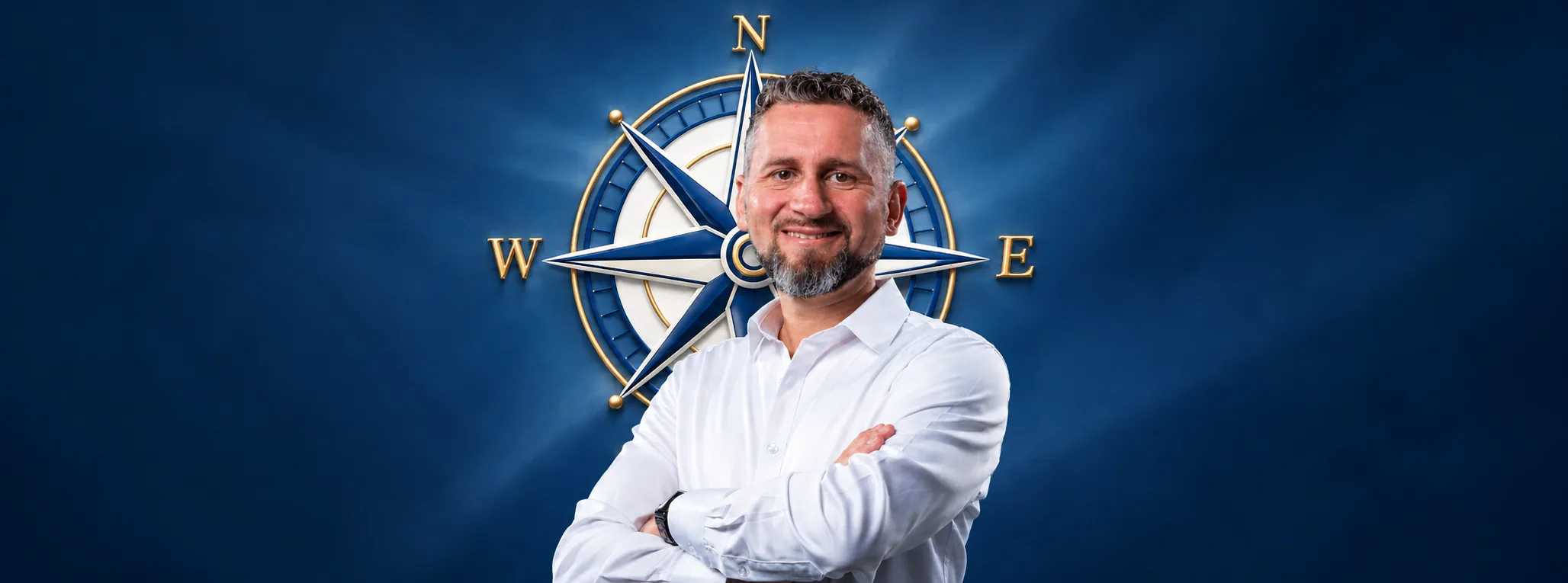 Wolfgang Quatember vor einer Kompassrose in Navy und Gold